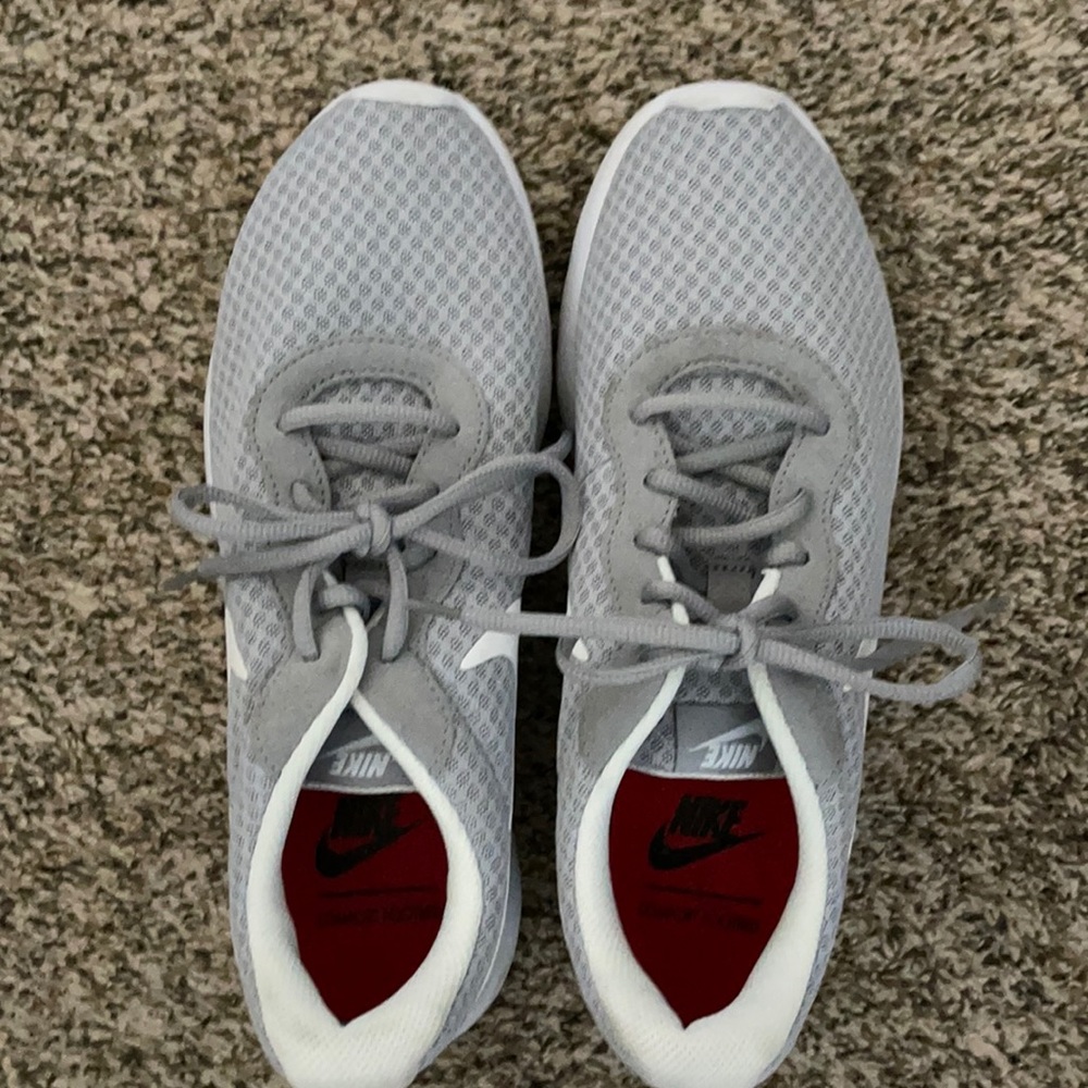 Nike women’s tennis shoes size 10